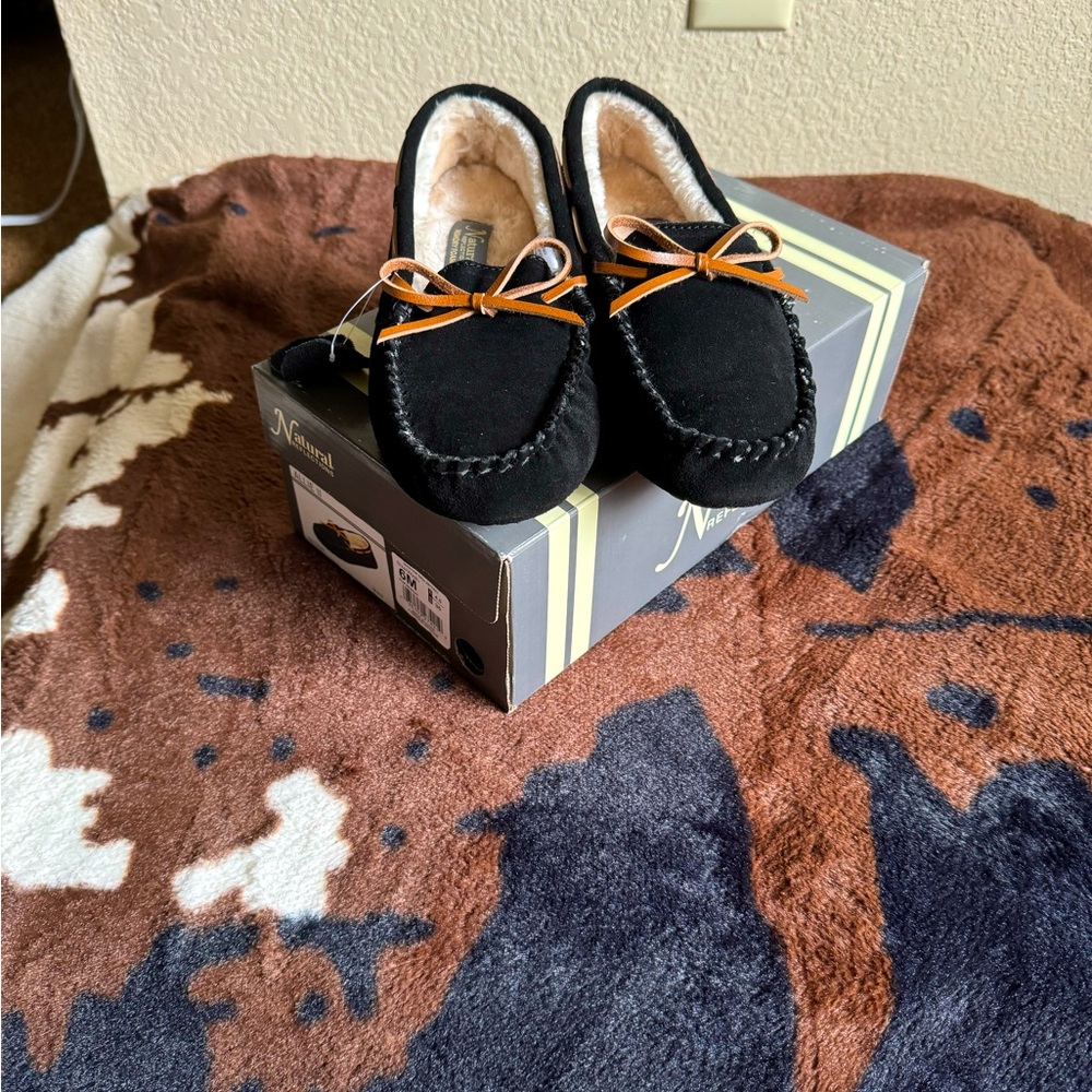 Moccasin Slippers Black Womens 6 New with tags Natural Reflections